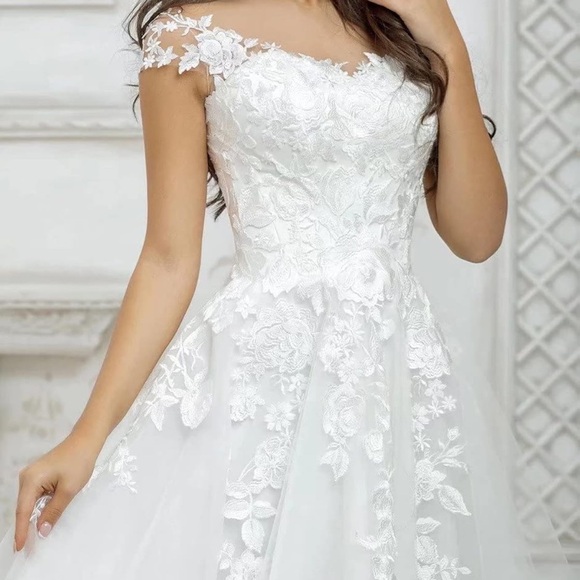 NWT Elegant White Lace Bridal Gown Size 14 – Sheer Back & Floral Appliqués - Picture 4 of 11